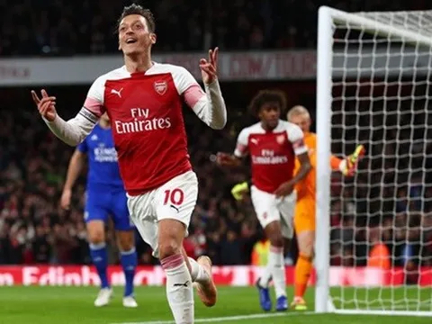 Oezil gây sốt trên mạng xã hội với kỹ thuật lốp bóng đặc biệt