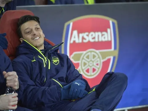 Oezil không ra đi, Arsenal khốn đốn
