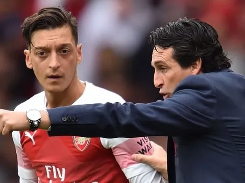 Ozil từ chối "âm mưu" cực phũ từ Arsenal