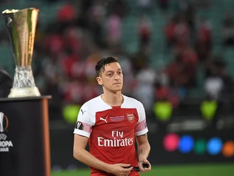 'Ozil chẳng làm được gì so với Hazard'