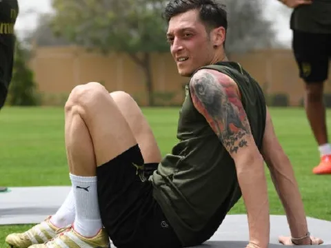 Ozil chịu không nổi nhiệt màn "tra tấn thể lực" của Emery tại Dubai