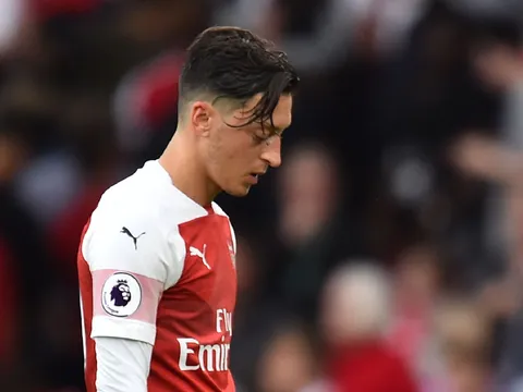 Ozil gửi thông điệp kinh ngạc tới NHM Arsenal sau khi bị Emery bỏ rơi
