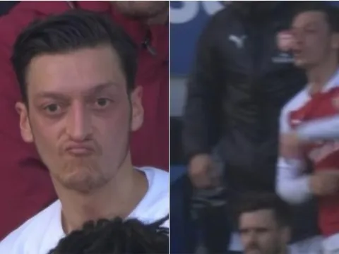 Ozil ném áo, HLV Emery nói gì?