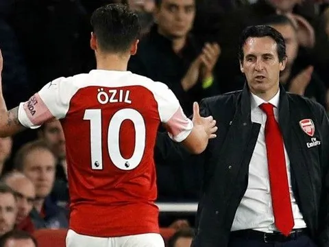 Ozil nói 7 từ đầy tranh cãi, tự đóng sập tương lai của mình ở Emirates