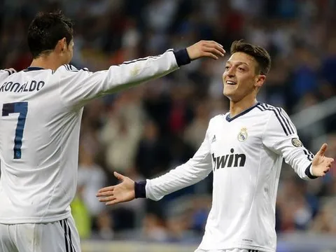 Ozil phản ứng ra sao khi Ronaldo hủy diệt Atletico?