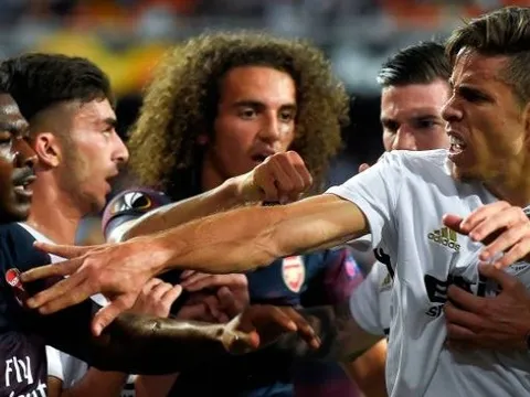 SỐC: Bại trận, 'kẻ bị Arsenal ruồng rẫy' lao đến đánh đồng đội cũ