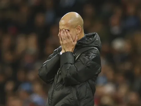 Pep Guardiola: "1 tiền vệ chậm chạp, không thể sút, không thể rê bóng, không nhanh"