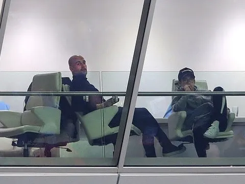 Pep Guardiola lặng người nhìn Liverpool nâng cúp