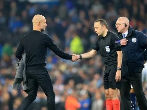 Pep hành động lạ trước bàn thắng Llorente, trọng tài nghiêng mình chia buồn