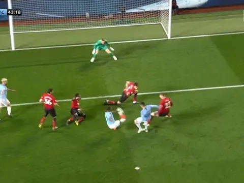 Pep phản ứng ra sao sau pha bỏ lỡ mười mươi của Sterling?