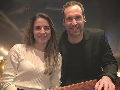 Petr Cech bảnh bao hộ tống đội nữ Arsenal đi ăn tối
