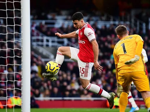 'Pha tạt bóng chệch hướng mở ra cơ hội hoàn hảo cho anh ta'