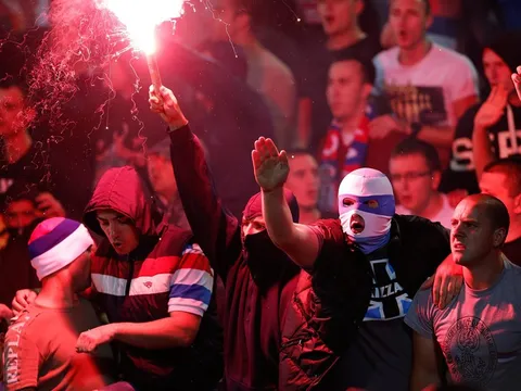 Pháo sáng - 'đặc sản' hủy hoại bóng đá