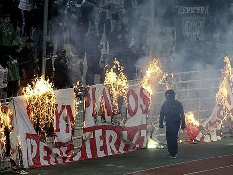 Pháo sáng, hơi cay, derby Hy Lạp phải kết thúc sớm ở phút 70