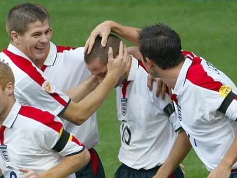 "Anh ấy ở một đẳng cấp khác" - Owen đưa ra lựa chọn giữa Gerrard, Scholes và Lampard