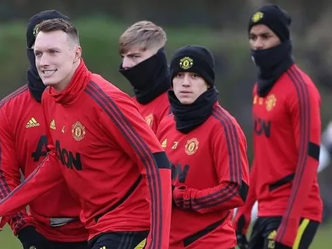 Phil Jones để lộ hình ảnh không ngờ sau thảm họa Man City