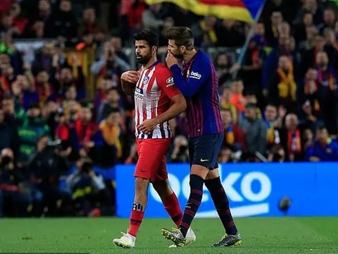 Pique đã thì thầm điều gì với Costa sau tấm thẻ đỏ?