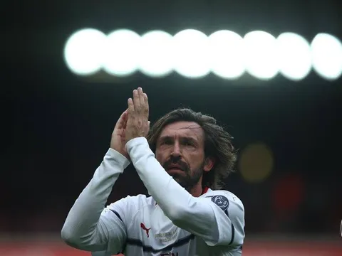 Pirlo tái hiện pha sút phạt thần sầu trong trận giao hữu giữa các huyền thoại