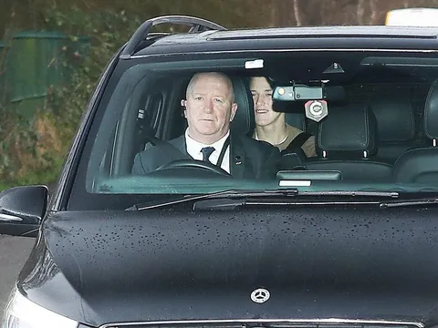 SỐC! ‘Người bí ẩn’ tới Carrington kiểm tra y tế, M.U có tân binh đầu tiên?