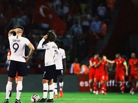 Pogba bị húc văng, đội tuyển Pháp thất bại ê chề trên đất Thổ Nhĩ Kỳ
