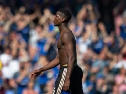 Pogba rời sân đầu tiên, chỉ những cầu thủ M.U này nán lại xin lỗi fan