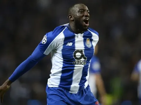 Van Dijk nói gì về việc theo kèm "máy chạy" Moussa Marega?