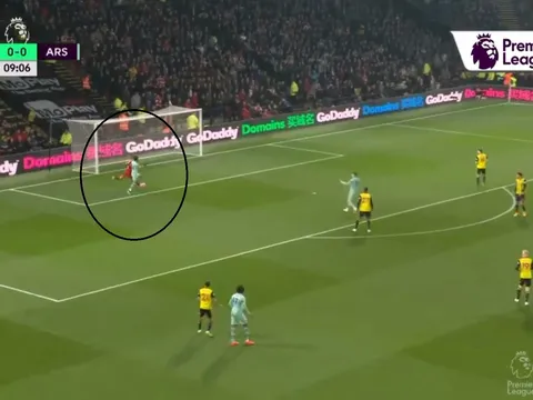 'Anh ta đang làm cái quái gì vậy?'