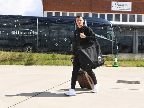 Đáp chuyến bay đến Baku, đây là biểu cảm của dàn sao Arsenal