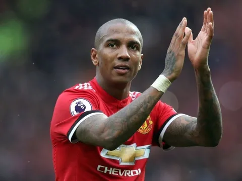 Quá nản Ashley Young, Man Utd mở đàm phán với "người thay thế"