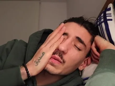 Quay Vlog, Bellerin khiến NHM Arsenal không khỏi 'đau xót'