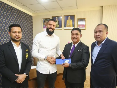 Quyết đả bại Việt Nam, Hổ Malay “điên cuồng” nhập tịch cầu thủ