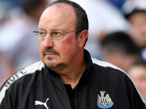 Rafa Benitez có hành động bảo vệ học trò trước Burnley