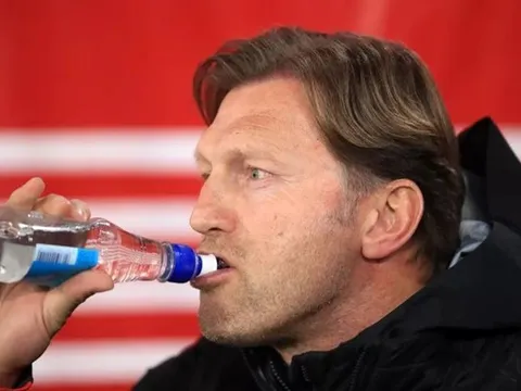 Sợ cầu thủ nghiện game, HLV Southampton cắt wifi tại khách sạn