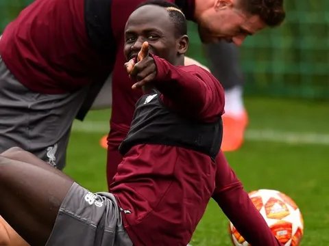 Nhận tin 'ác chiến' từ Bayern, dàn sao Liver vẫn dửng dưng cười đùa