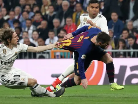 Real thua tan nát, CĐV "phì cười" trước cách Modric theo kèm Messi