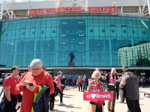Rita Võ giúp giấc mơ đến sân vận động Old Trafford của cụ Kim Lành thành hiện thực