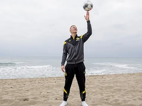 Vẻ ngoài soái ca nơi tân binh "vạn đội mê" của Borussia Dortmund