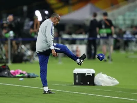Rõ lý do HLV Sarri nổi giận, ném mũ rời sân tập Chelsea