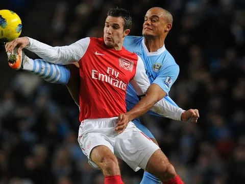 Huyền thoại Man City khuyên huyền thoại Man United hoãn giải nghệ