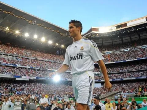 10 màn ra mắt hoành tráng nhất mọi thời đại: Hazard chưa là gì so với Ronaldo