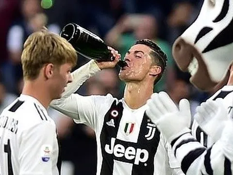 Ronaldo bạc trắng đầu, nốc nguyên chai ngày Juventus đăng quang