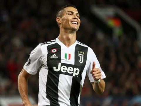 Ronaldo bất ngờ khi được yêu cầu ký vào áo đấu của Real