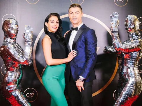 Ronaldo mở cửa hàng bánh ngọt tặng bạn gái