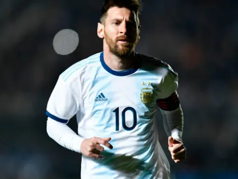 Ronaldo gọi, Messi 'suýt' trả lời, Argentina đại thắng trên sân nhà
