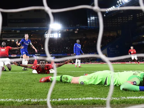 Rũ bùn đứng dậy, Quỷ đỏ 'bay giữa ngân hà' Stamford Bridge