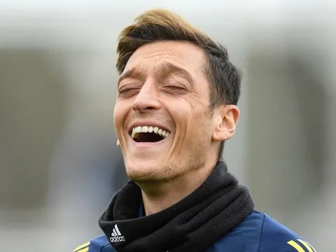 Ryan Giggs: "Ozil thông minh, còn cầu thủ Man Utd đó thì..."