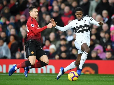 Bị Man Utd cám dỗ, 'tia chớp đen' tuyệt tình với CLB chủ quản