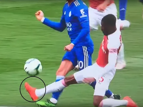 "Tội đồ" Arsenal nói lời cay nghiệt với đối thủ sau khi nhận thẻ đỏ