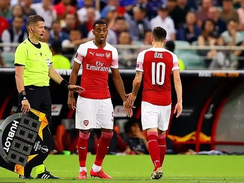 "Emery tự đập vào chân mình khi để cậu ta ra sân"