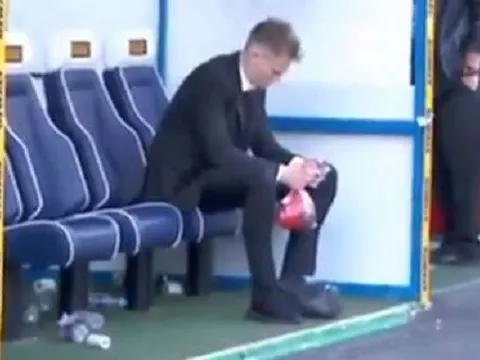 Fan Man Utd sẽ rơi lệ vì hình ảnh 1 cầu thủ buồn nhất sau trận Huddersfield